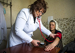A women doctor examining a women patient.