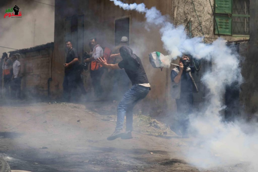 IDF firing gas cannisters on Palestinians