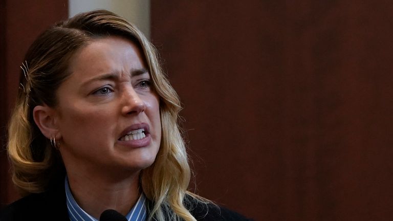 amber heard sobbing in court due to allegatios against her