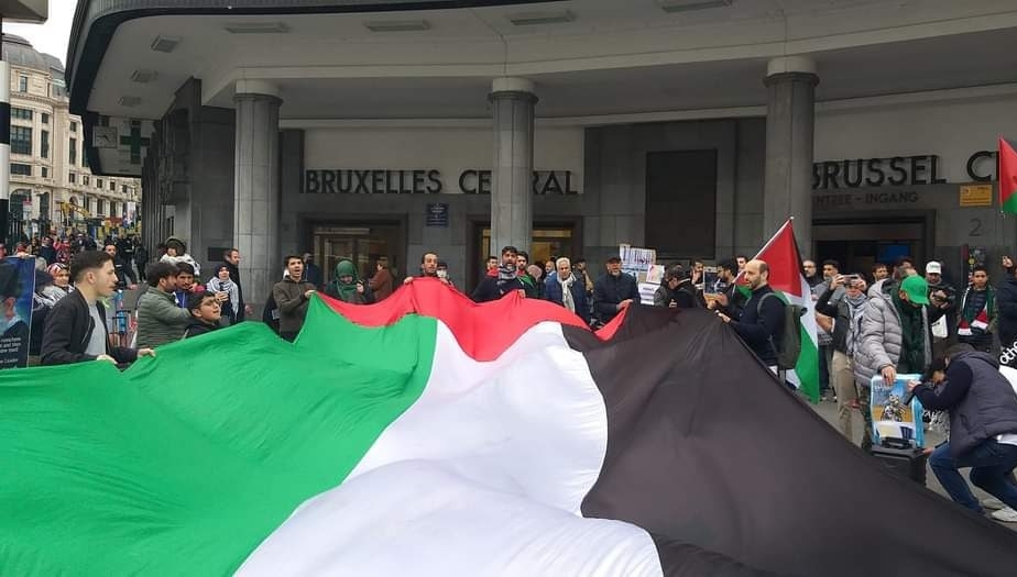 Supporters carrying the Palestinian Flag